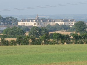 Vue nord sur le Collège de Combrée, depuis la 2×2 voie Angers-Rennes         